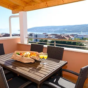 loni.hotels-in-trogir.com/